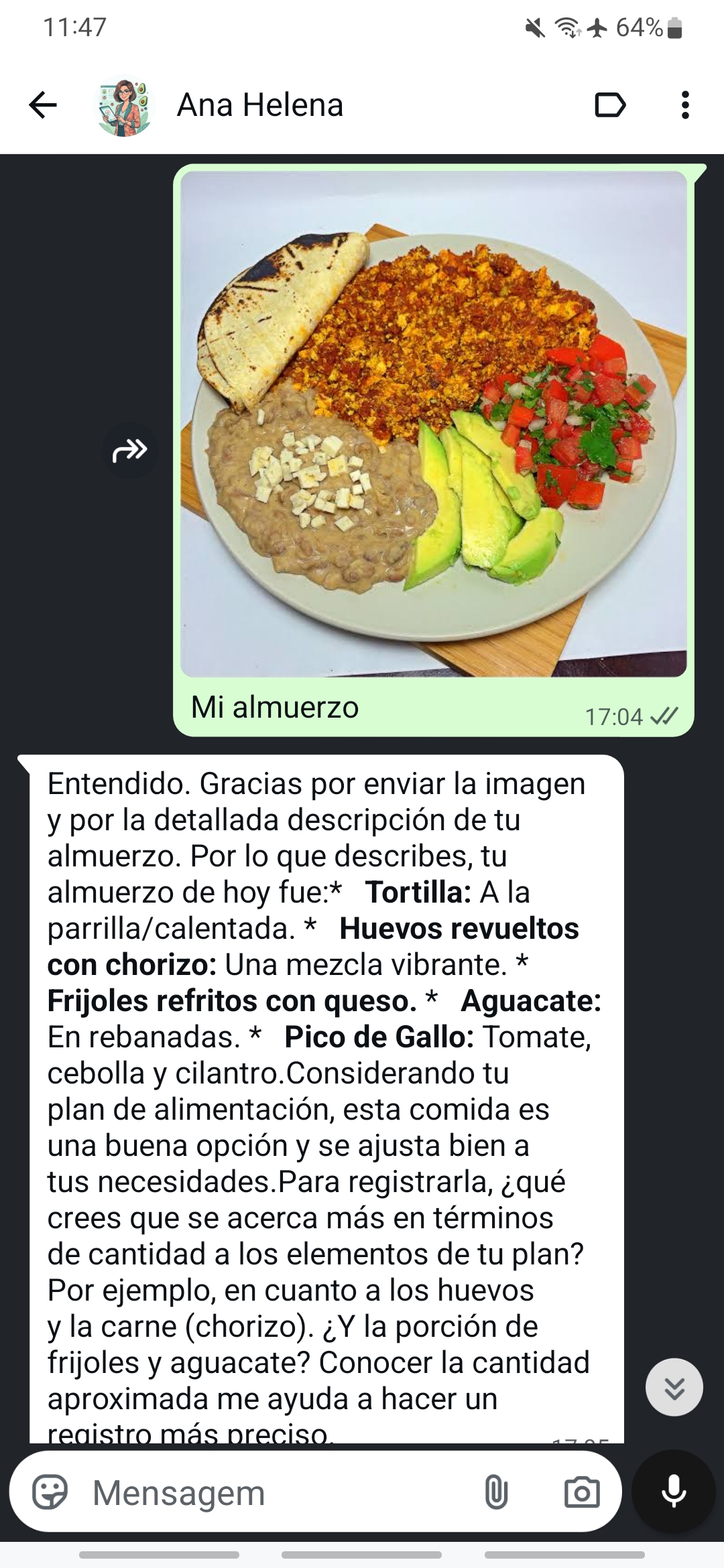 Pantalla de celular con análisis detallado de una comida y cálculos.